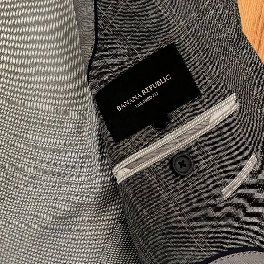 Banana Republic Tailored Slim Fit Men’s Suit – Light Gray Plaid – Preloved